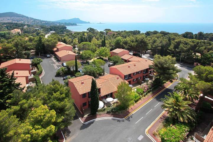 Gîte pour 4 personnes, avec piscine et jardin, animaux acceptés dans Plage de Boulouris