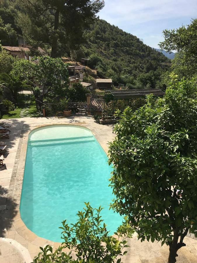 Location de vacances pour 4 personnes, avec Balcon et Terrasse ainsi que Jardin et Piscine à Falicon