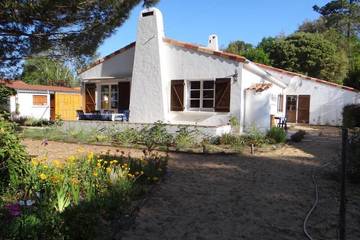 Location de vacances pour 8 personnes, avec terrasse et jardin dans Plage des Conches