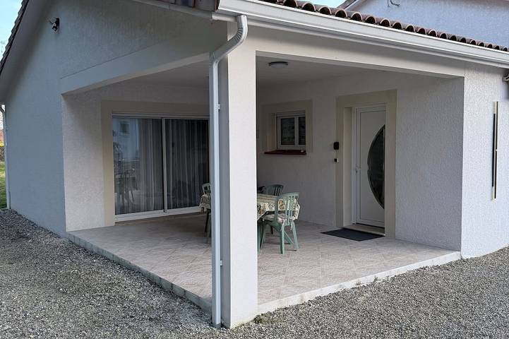 Location de vacances pour 4 personnes, avec terrasse ainsi que jardin et piscine à Saint-Porquier