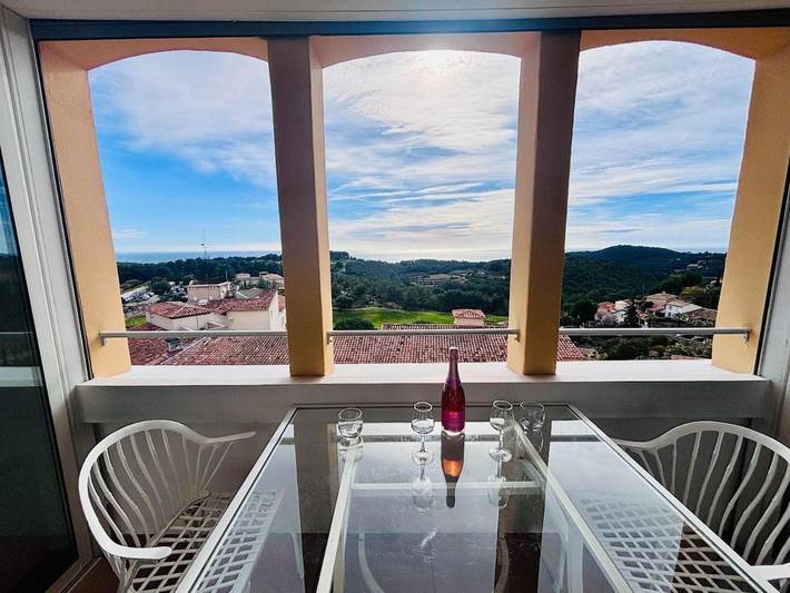 Gîte pour 4 personnes, avec piscine ainsi que vue et jardin, animaux acceptés dans Golf De Fregate