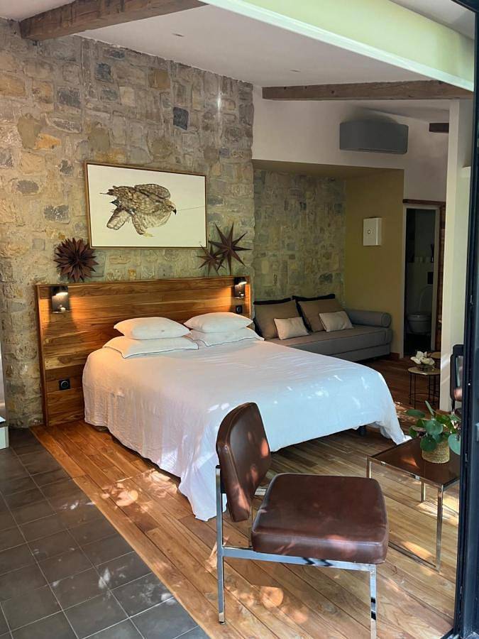 Maison d’hôte pour 3 personnes, avec Jacuzzi et Terrasse ainsi que Jardin et Piscine