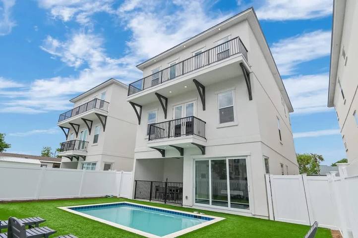 Vacation rental for 16 people in Miramar Beach