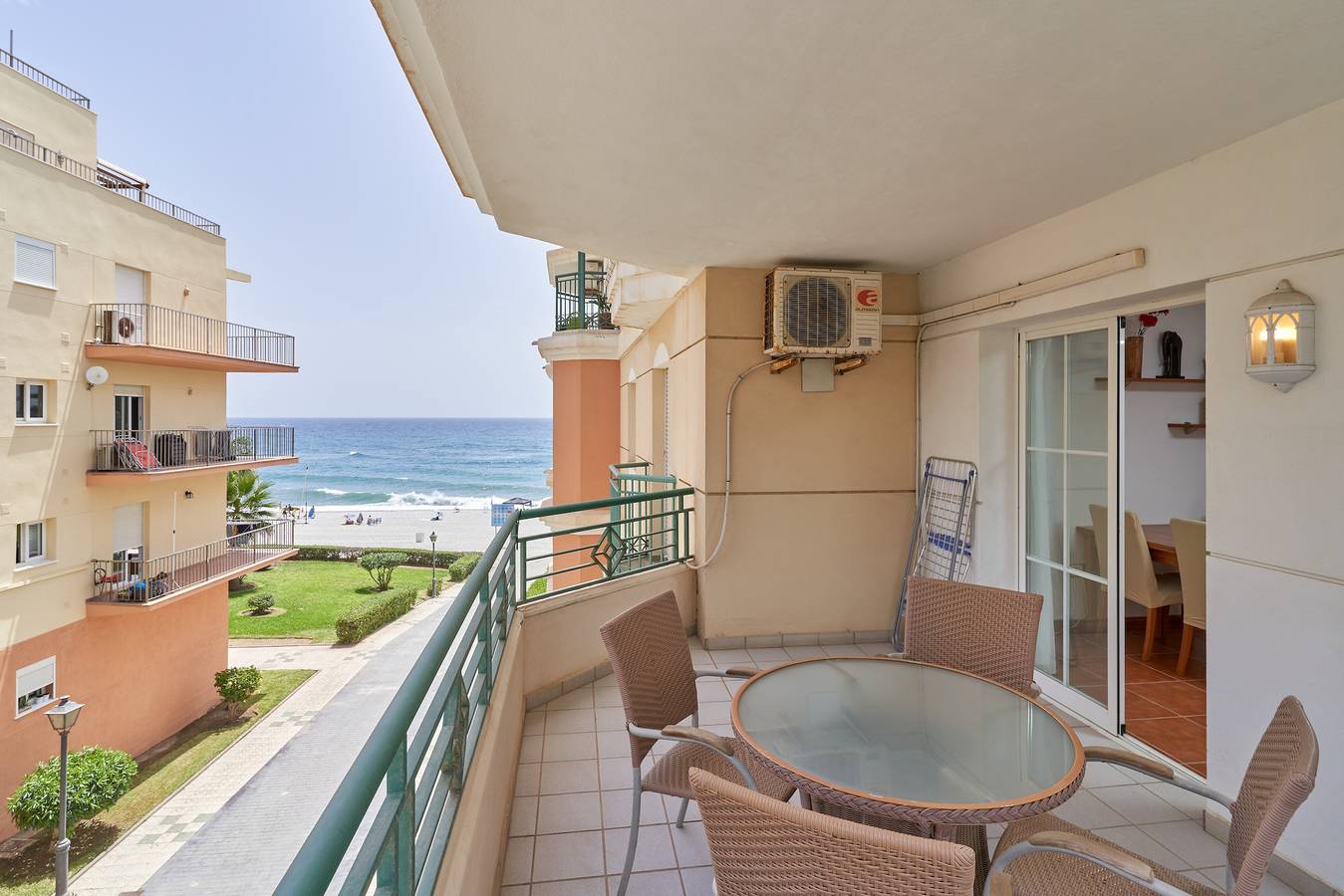 Geheel appartement, "Beachfront Apartment Torrox Costa" appartement met zeezicht, balkon, zwembad op het dak & Wi-Fi in Torrox Costa, Torrox