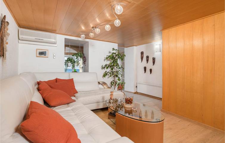 Gemütliche Ferienwohnung mit Meerblick, Terrasse, WLAN und Parkplatz – 2,5 km vom Strand entfernt in Martinscica, Cres