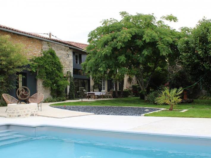 Location de vacances pour 10 personnes, avec piscine ainsi que jardin et terrasse dans Fontclaireau