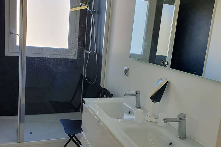 Appartement entier, Appartement lumineux avec vue panoramique sur port, mer et centre historique in Granville, Côte de la Déroute
