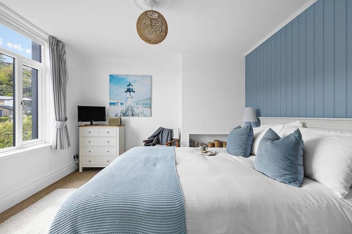 Comfortable 7-bedroom house with estuary views and parking in Salcombe, South Devon