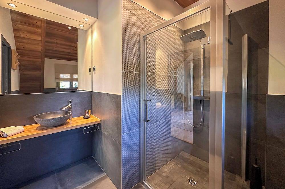 Villa 200 m vom See von Annecy mit Terrasse und Parkplatz in Sévrier, Parc naturel régional du Massif des Bauges