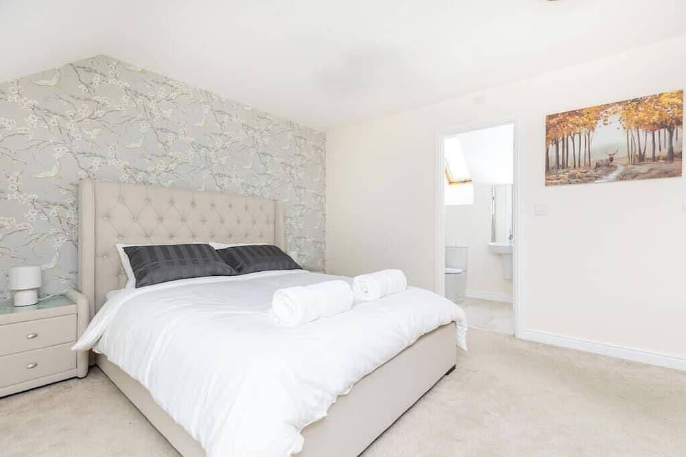 4 Bed 3.5 Bath - Free Parking | Free Wifi | 2x En-suite Bedrooms | Self Check-in in Wakefield, West Yorkshire