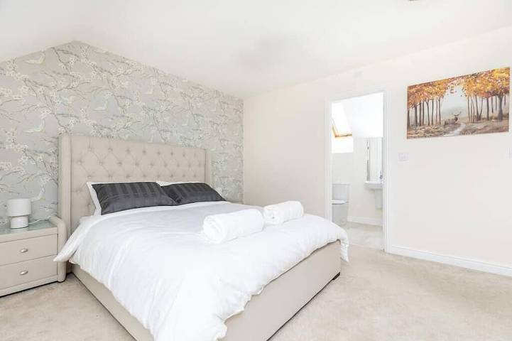4 Bed 3.5 Bath - Free Parking | Free WiFi | 2x En-suite Bedrooms | Self Check-in in Wakefield, Yorkshire de l'Ouest