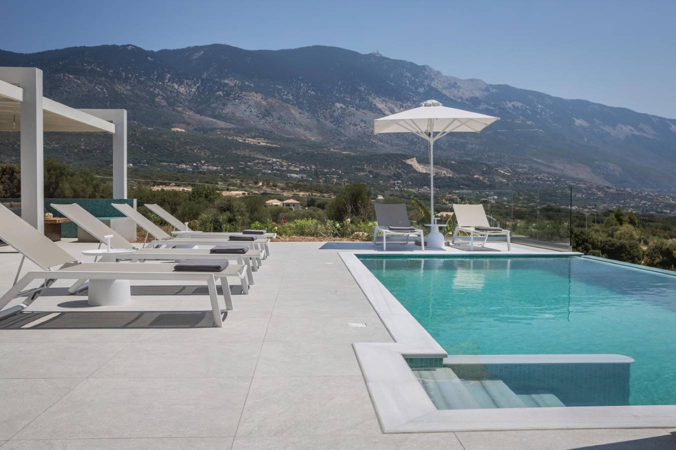 Stylish Villa with Ainos-and-Sea Views set in Mature Gardens near Trapezaki in Καραβάδο, Κεφαλονιά