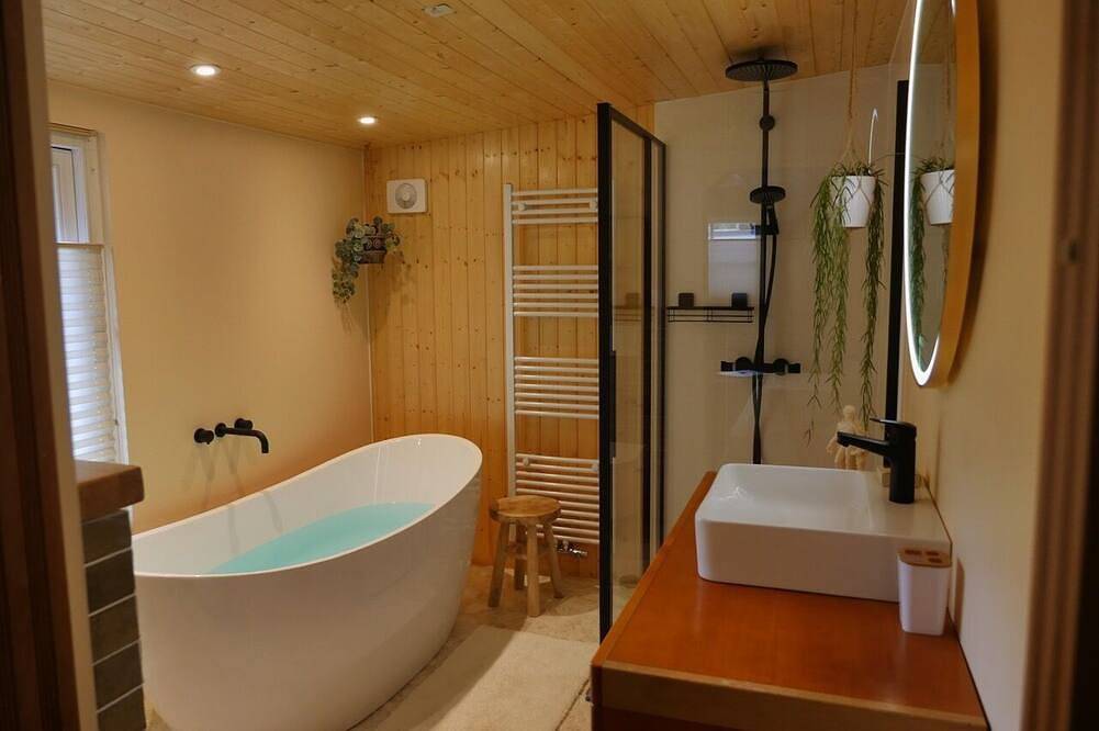 The Sunbird Inn with luxury bathroom & sauna in quiet resort with many amenities in Diessen, Nordbrabant