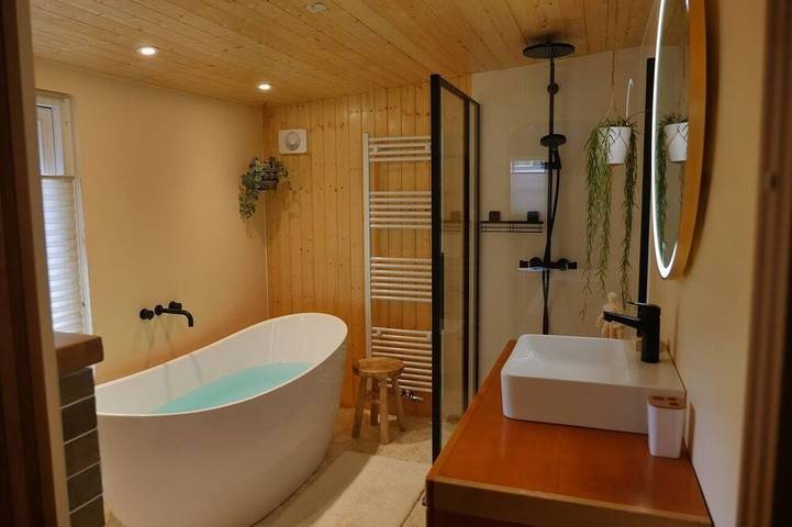 Ferienhaus für 2 Personen, mit Whirlpool und Terrasse sowie Garten und Pool