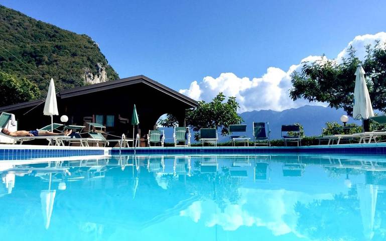 Location de vacances pour 2 personnes, avec jardin ainsi que vue et piscine à Gargnano
