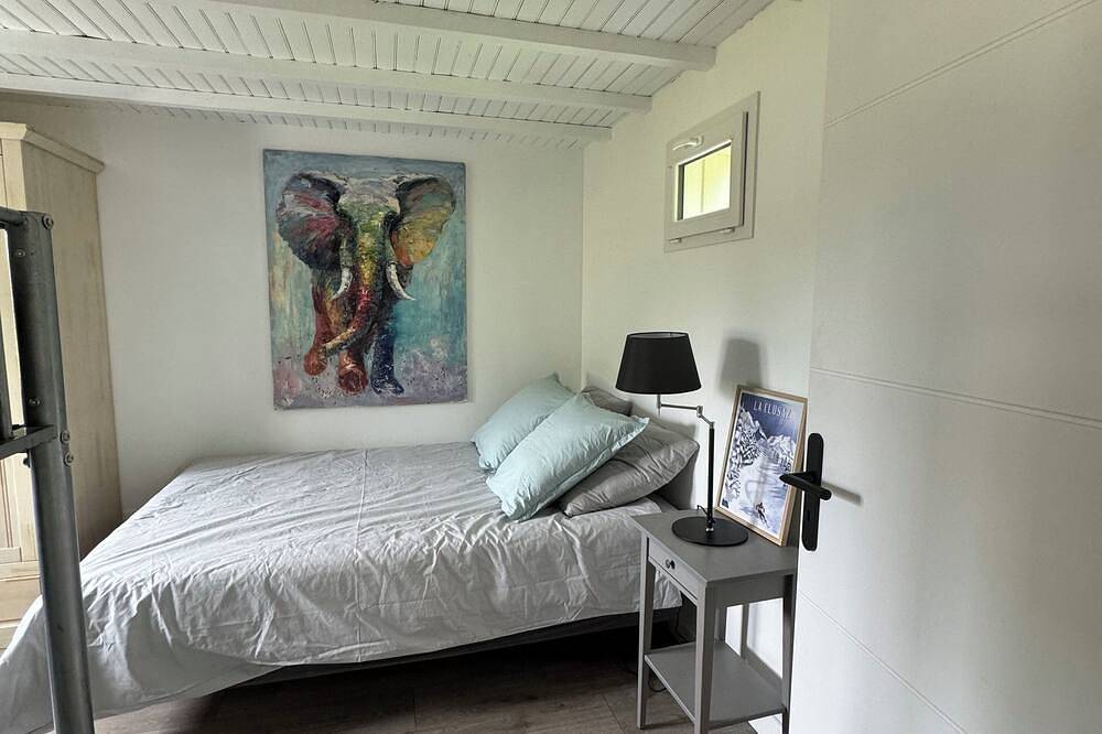 Chalet pour 6 dans un écrin de verdure en face de l'Ile Chambod in Challes-la-Montagne, Nantua