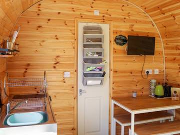 Glamping for 4 People in Brynsiencyn, Isle of Anglesey, Photo 3