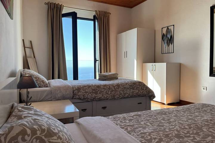 Ganze Wohnung, Winterzeit-Wohnung mit Privatpool, atemberaubende Aussichten, Spielzimmer, Grill in Arco da Calheta, Madeira
