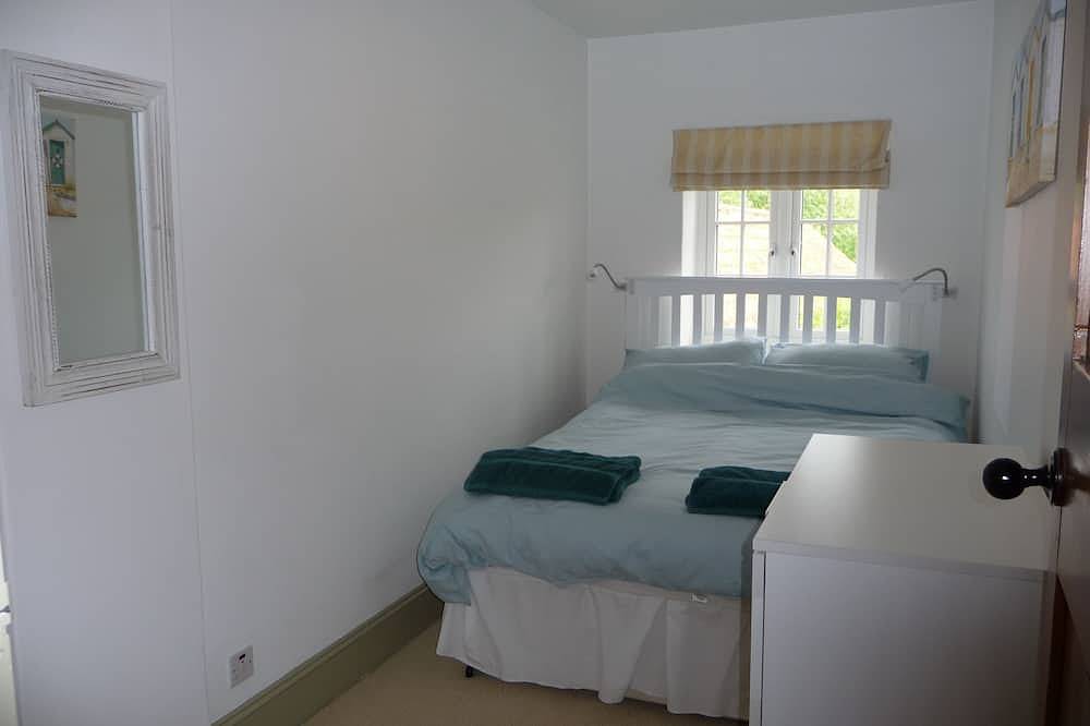 Brick and flint pet friendly cottage a short walk to sandy beach and pub in Holme-next-the-Sea, Norfolk Coast