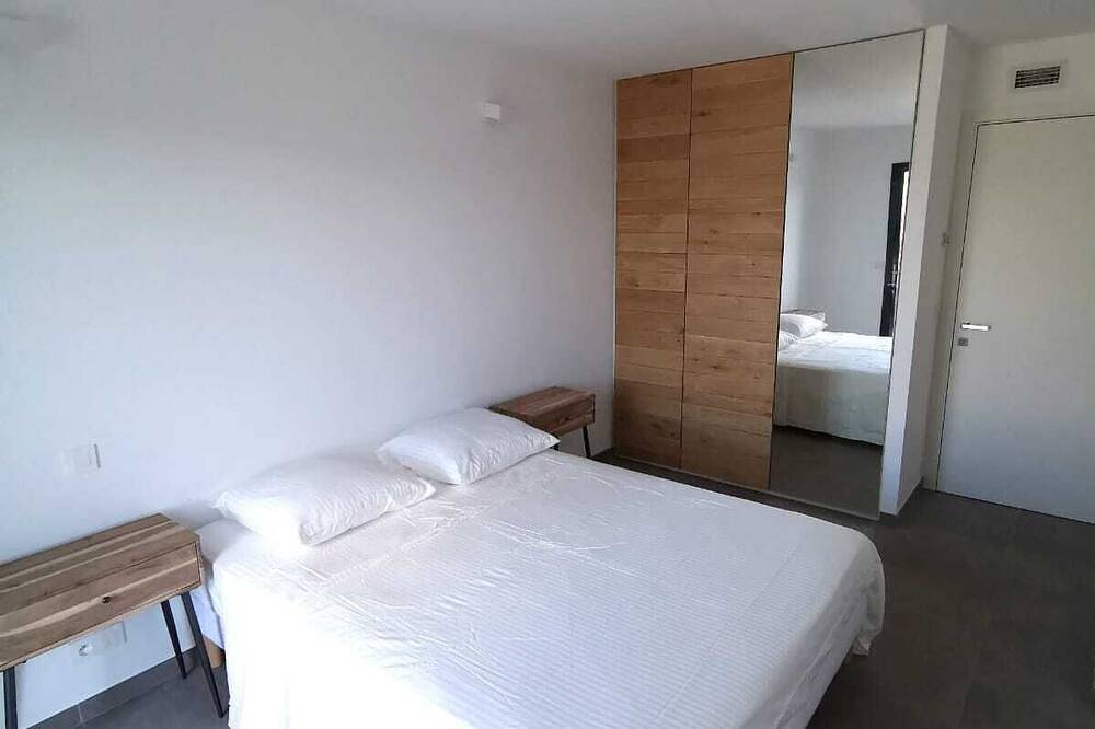 Villa Contemporaine Vue Sur Le Lac De Talza Au Calme Absolu in Figari, Arrondissement de Sartène