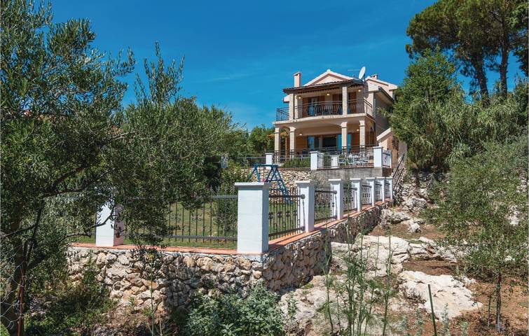 Gemütliche Ferienwohnung mit Meerblick, Terrasse, Küche und Parkplatz in der Nähe von Sutomiscica in Plaža Jaz, Poljana