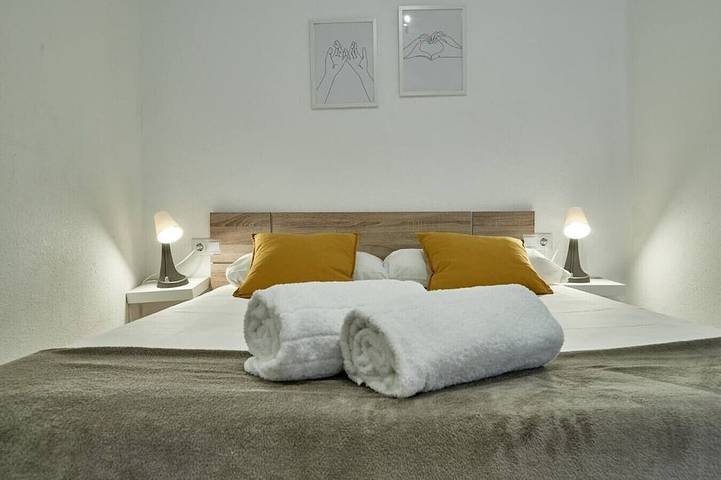 Apartamento entero, Lleida centro | Acogedor junto al Ave in Lleida, Costers del Segre
