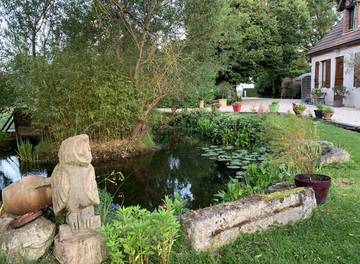 Gîte pour 4 personnes, avec terrasse ainsi que jardin et jacuzzi dans le Cher
