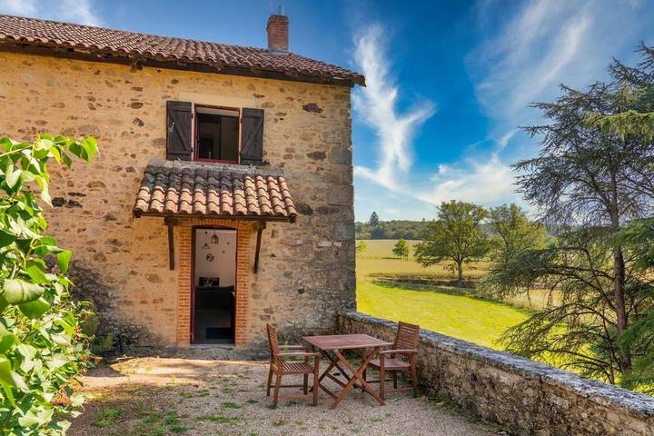 Location de vacances pour 4 personnes, avec Balcon et Jacuzzi ainsi que Terrasse et Jardin à Saint-Pierre-de-Frugie