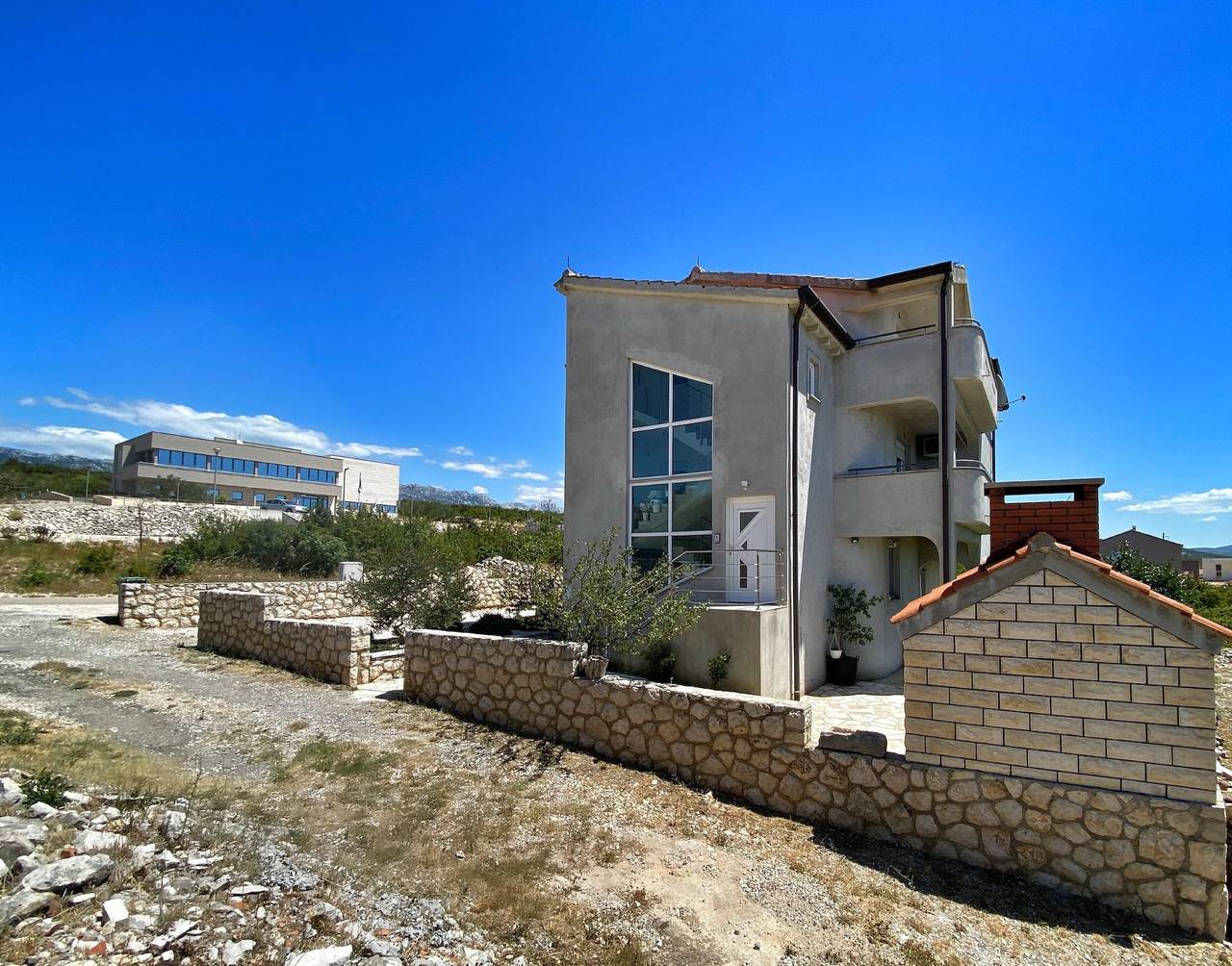 Ganze Wohnung, 2-Zimmer-Ferienwohnung mit Terrasse und Meerblick Maslenica, Novigrad A-12636-a in Maslenica, Zadar
