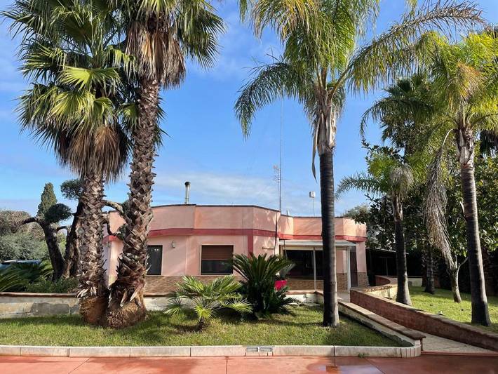 Ferienwohnung für 11 Personen, mit Terrasse und Garten sowie Pool und Ausblick in Latiano