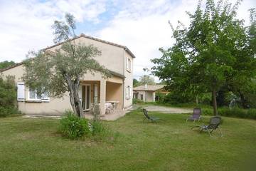Gîte pour 6 personnes, avec jardin et terrasse à Labeaume