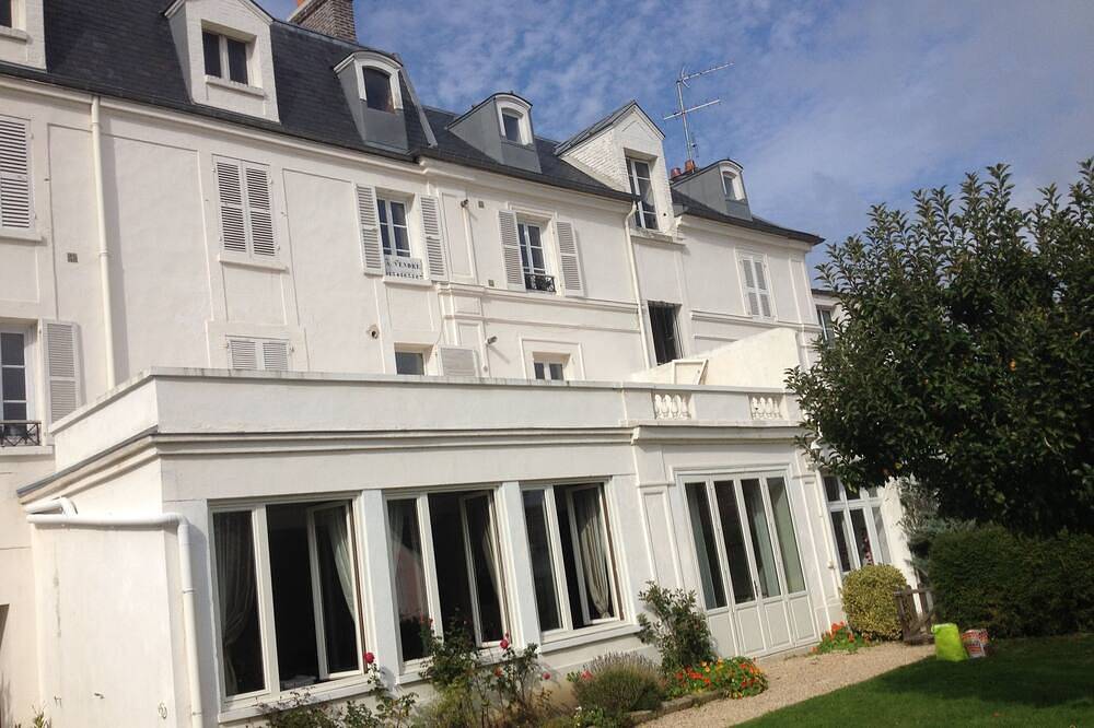Appartement entier, Appartement lumineux ensollelié de plein pied avec jardin in Montfort-l'Amaury, Parc naturel régional de la Haute Vallée de Chevreuse