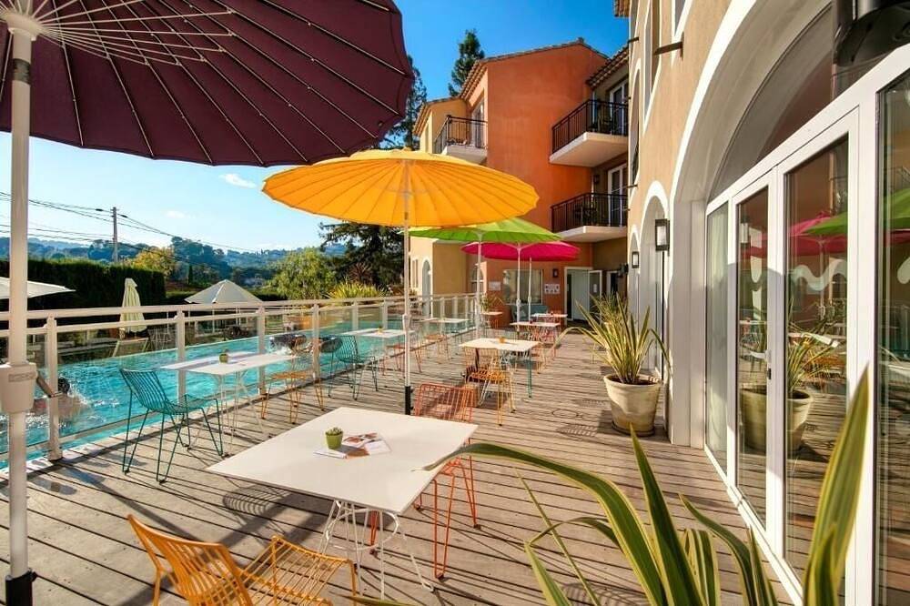 Relaxing Space Ideal For Family Stay w/ Kitchen & Living Area | Access to Pool in Mougins, Region de Cannes