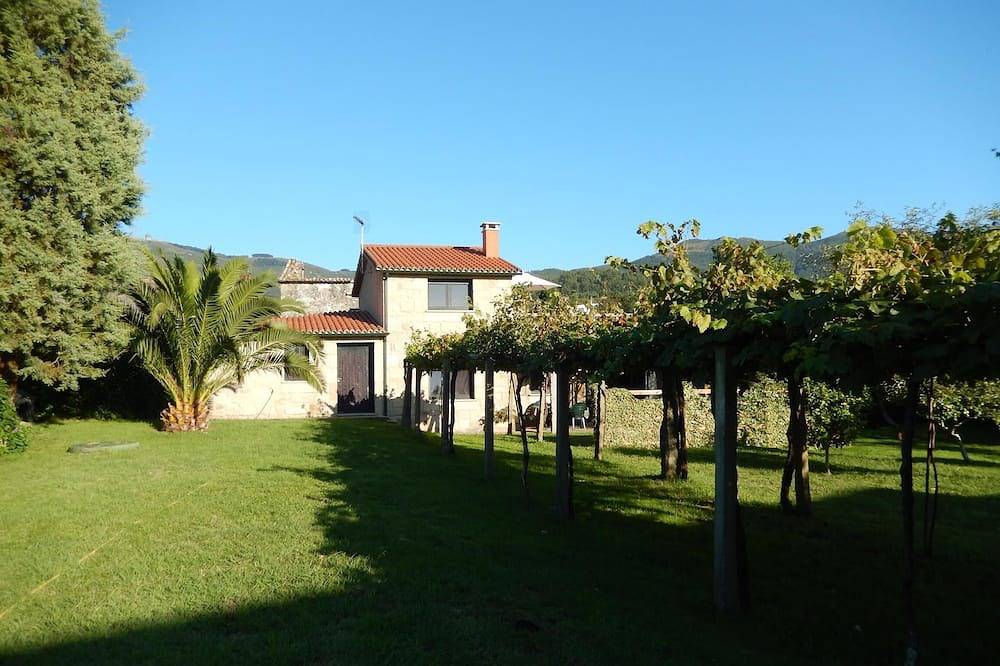 Porto Do Son: Old country hause, refurbished with a 1.500 garden in Porto do Son, Rías Baixas