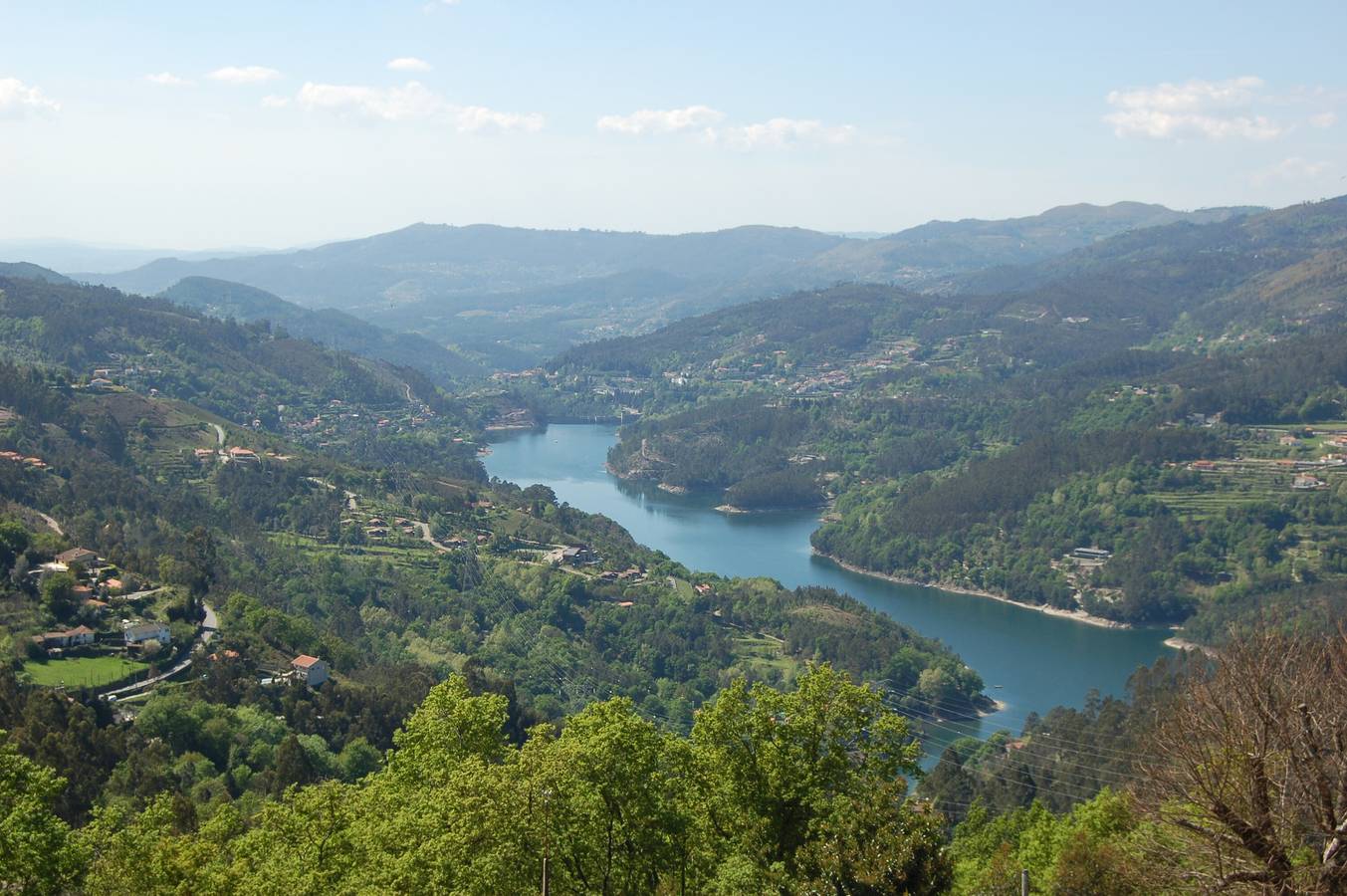 Holiday Home 'Casa Do Gêres' with Lake View, Private Pool and Wi-Fi in Caniçada e Soengas, Braga District