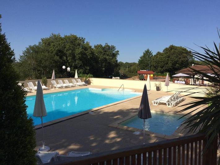 Parc de vacances pour 6 personnes, avec jardin et vue ainsi que bassin pour enfant et piscine dans le Lot
