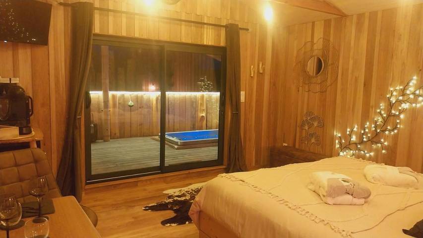 Gîte pour 2 personnes, avec sauna ainsi que jardin et jacuzzi à Saint-Maigrin - 2