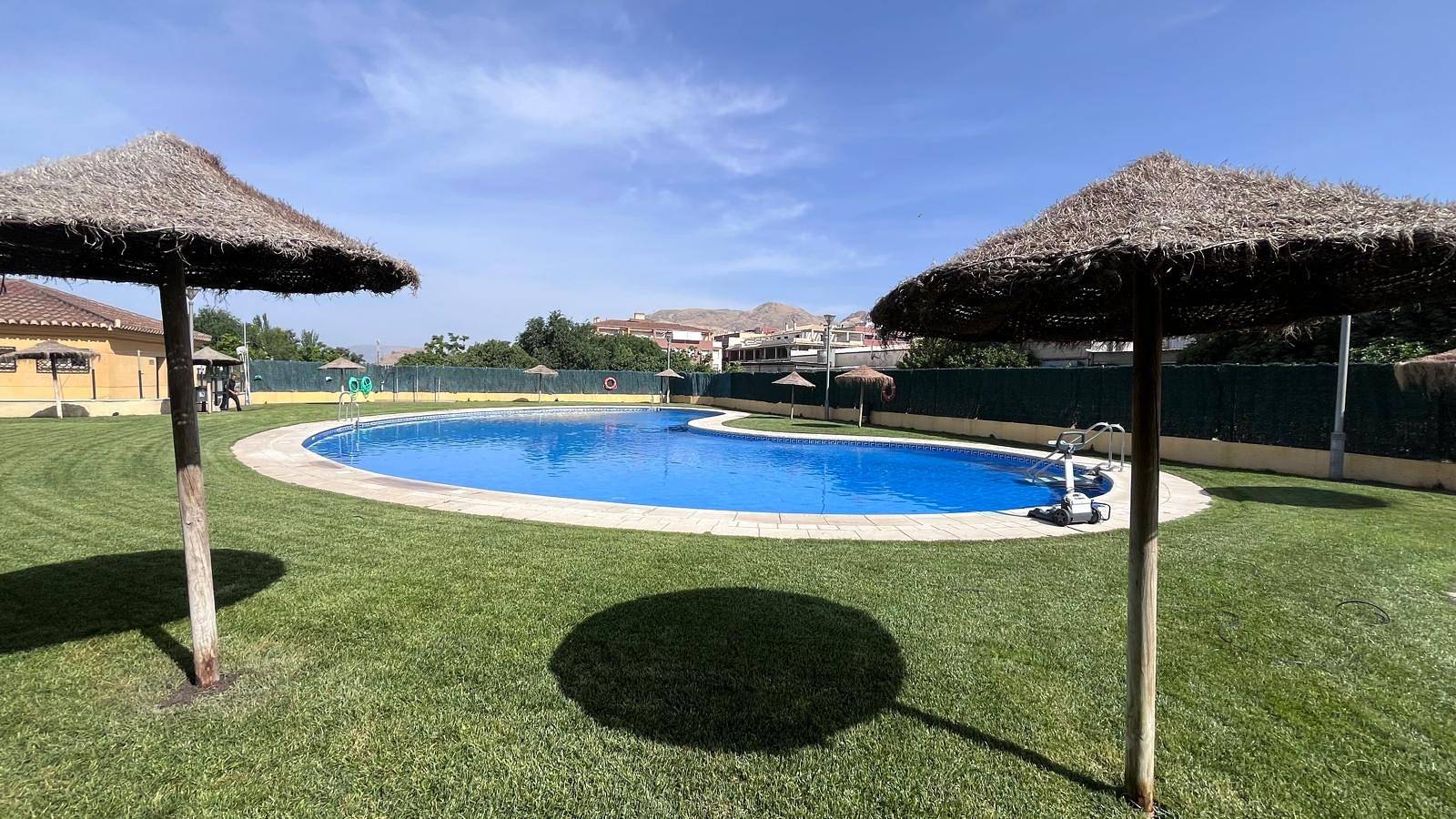 Apartamento entero, Apartamento 'Ágora' con vistas a la montaña, piscina compartida y aire acondicionado in Atarfe, Provincia de Granada