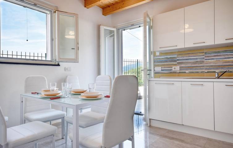 Appartamento vista mare con A/C, parcheggio e terrazza | 800m a Cogorno - Posti letto per 4 persone in Cogorno, Riviera di Levante