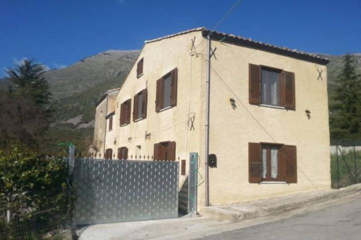 Location de vacances pour 6 personnes, avec jardin et jacuzzi à Polizzi Generosa