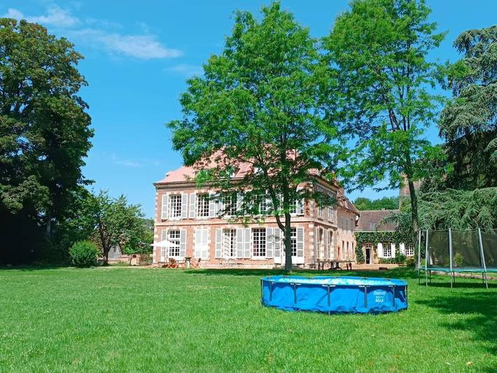 Gîte pour 15 personnes, avec piscine ainsi que vue et jardin, animaux acceptés à Unverre