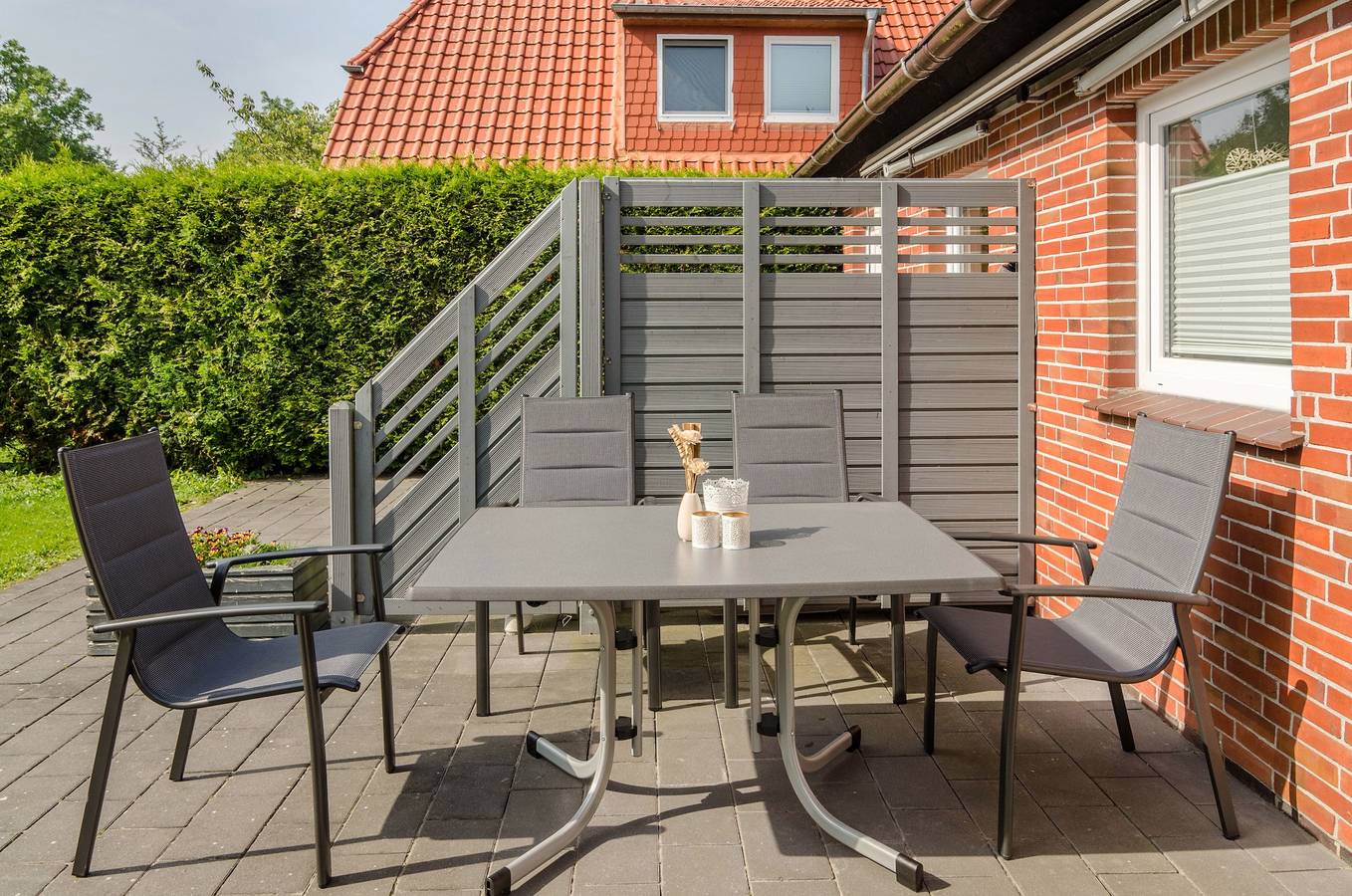 Entire apartment, Holiday Apartment 'Nordsee' with Shared Terrace, Shared Garden & Wi-Fi in Hooksiel, Wangerland