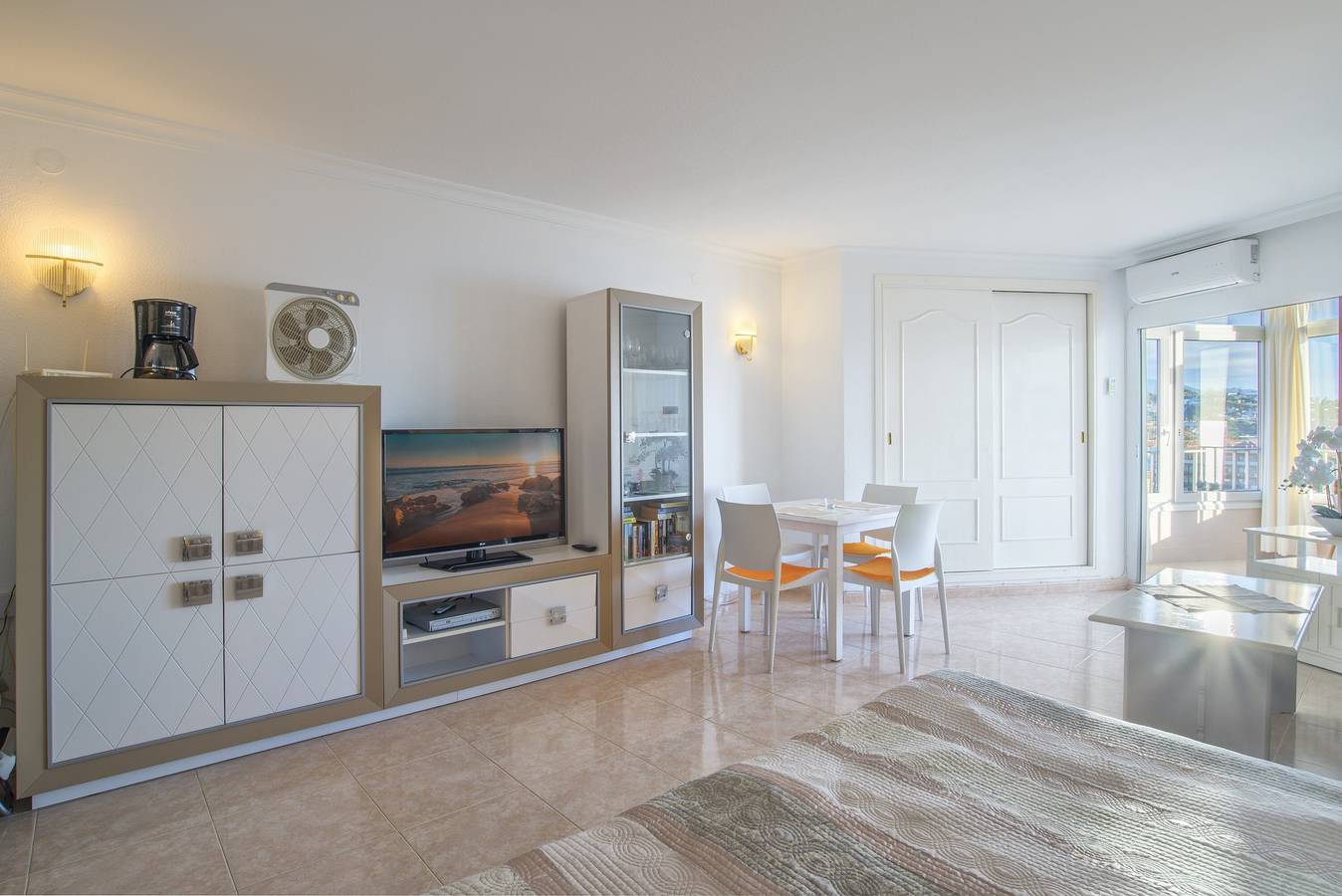 "Penthouse studio met uitzicht op zee" met zeezicht en zwembad, foto 7