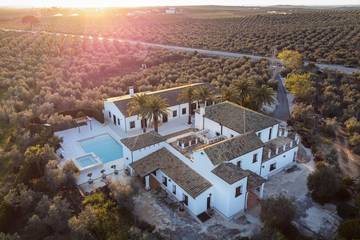 Chalet para 14 personas, con jacuzzi además de piscina y jardín, Se admiten mascotas en Campiña Sur Cordobesa