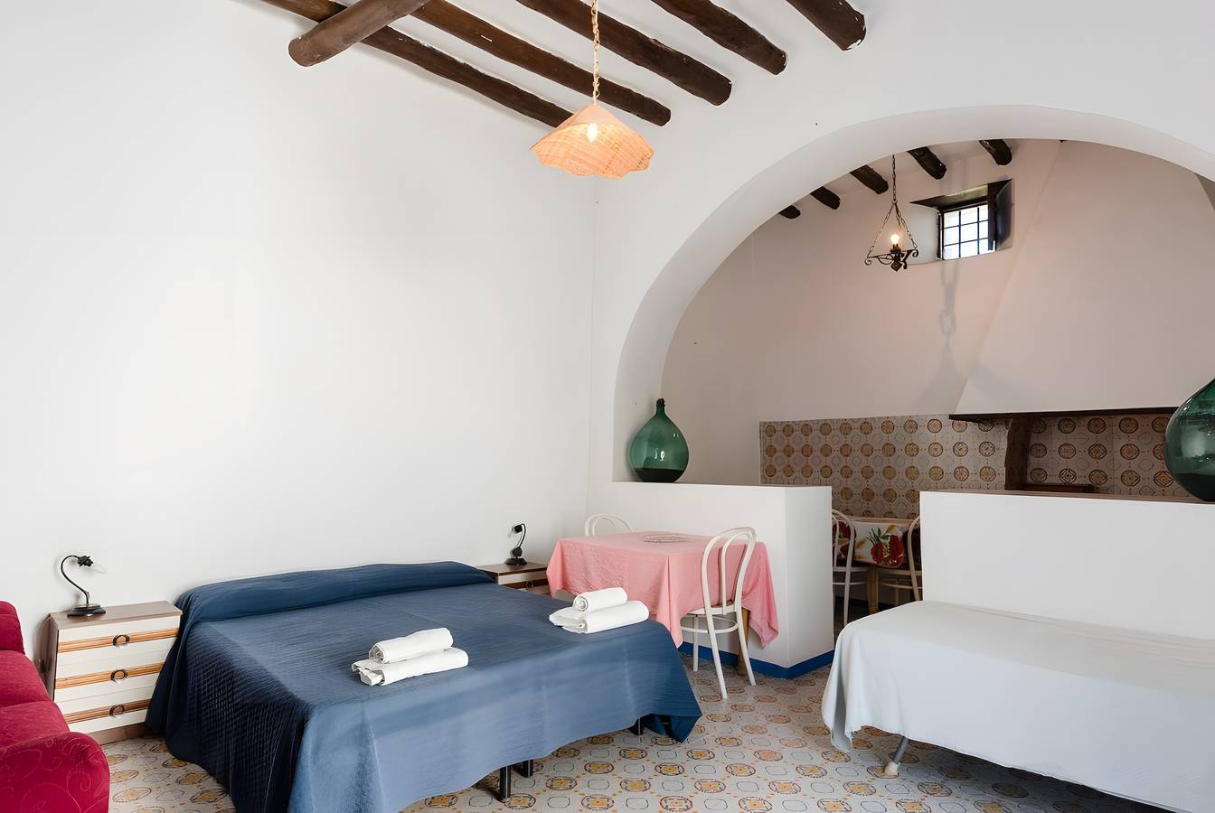 Entire apartment, Apartment 'Quadara - Il Palmento' with Sea View, Private Terrace, and Shared Garden in Santa Marina Salina, Salina