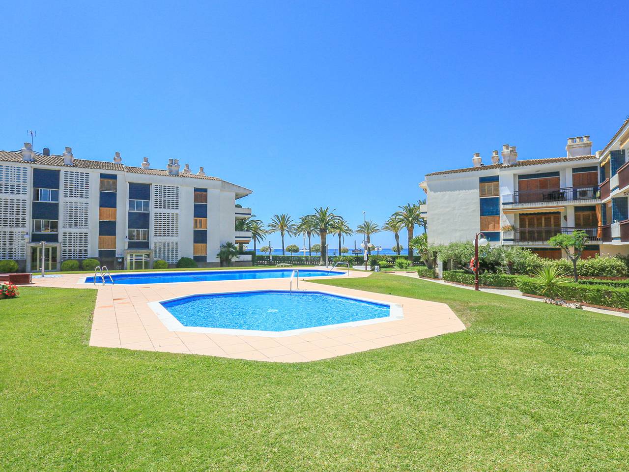 Entire apartment, Beachfront Apartment in Cambrils for 5 with Pool, Terrace & A/C in Cambrils, Costa Dorada