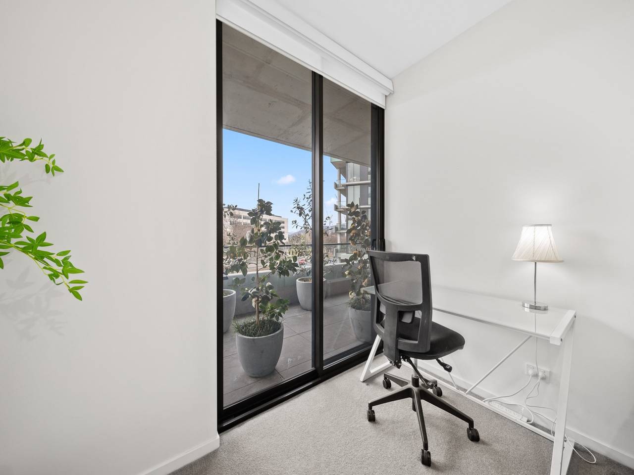 Entire apartment, Inner-City 2-Bed with Large Balcony, Garden & Gym in North Canberra, Canberra