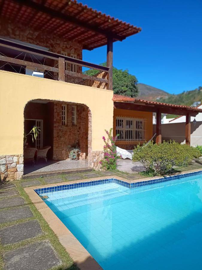 Casas e apartamentos de temporada para 4 pessoas, com jardim e piscina e ainda balcão, adaptado a crianças em Petrópolis