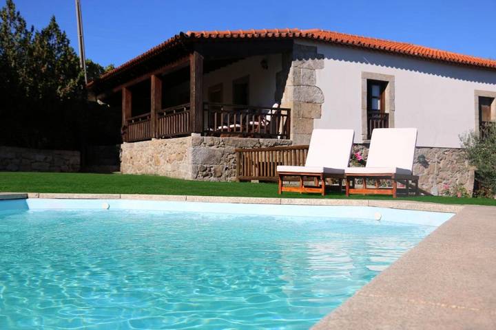 Gîte pour 2 personnes, avec Terrasse et Jardin ainsi que Piscine et Vue dans Pinhal do Douro
