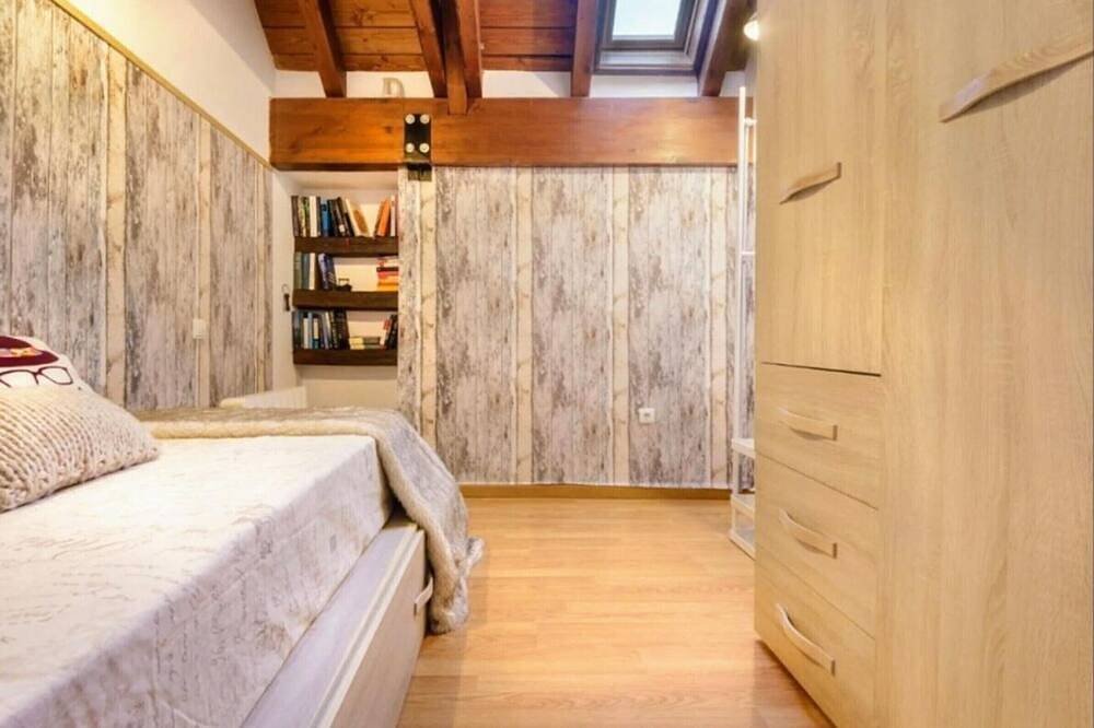 Entire apartment, Cozy Mountain-Style Apartment with Fireplace, 15 mins from Jaca in Jaca, Spanish Pyrenees